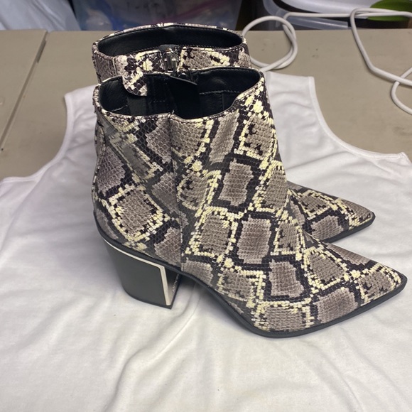 Sam Edelman circus snake skin booties sizes 8 1/2 - Picture 2 of 6